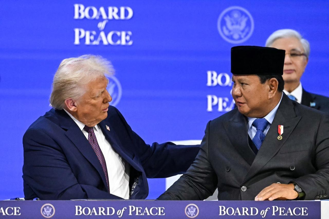 This image captures a meeting between U.S. President Donald Trump and Indonesian President Prabowo Subianto during the inaugural session of the "Board of Peace" initiative. (AFP Photos)