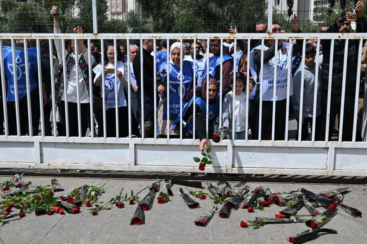 Mourners display roses at the entrance gate of the Ayser Calik college ahead of the funerals for nine victims killed in a school shooting in Kahramanmaras, April 16, 2026. (AFP Photo)