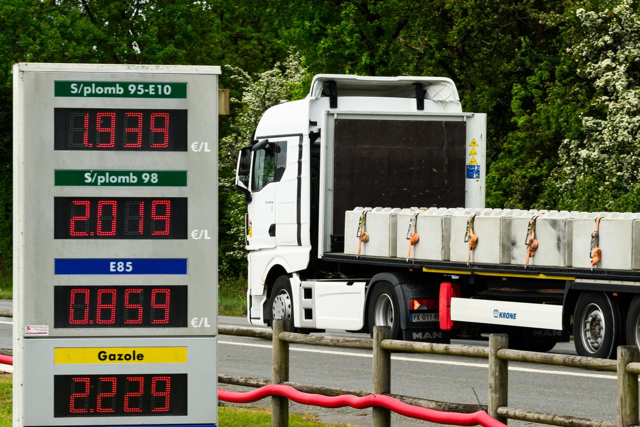 US tightens sanctions on Iran’s oil industry amid Hormuz standoff Image