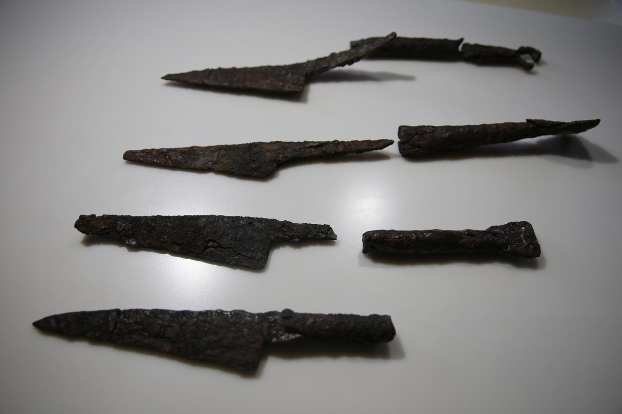 A close-up view shows the heavily corroded surface of ancient iron knives uncovered at Hadrianopolis in Karabuk, Türkiye, April 17, 2026. (AA Photo)