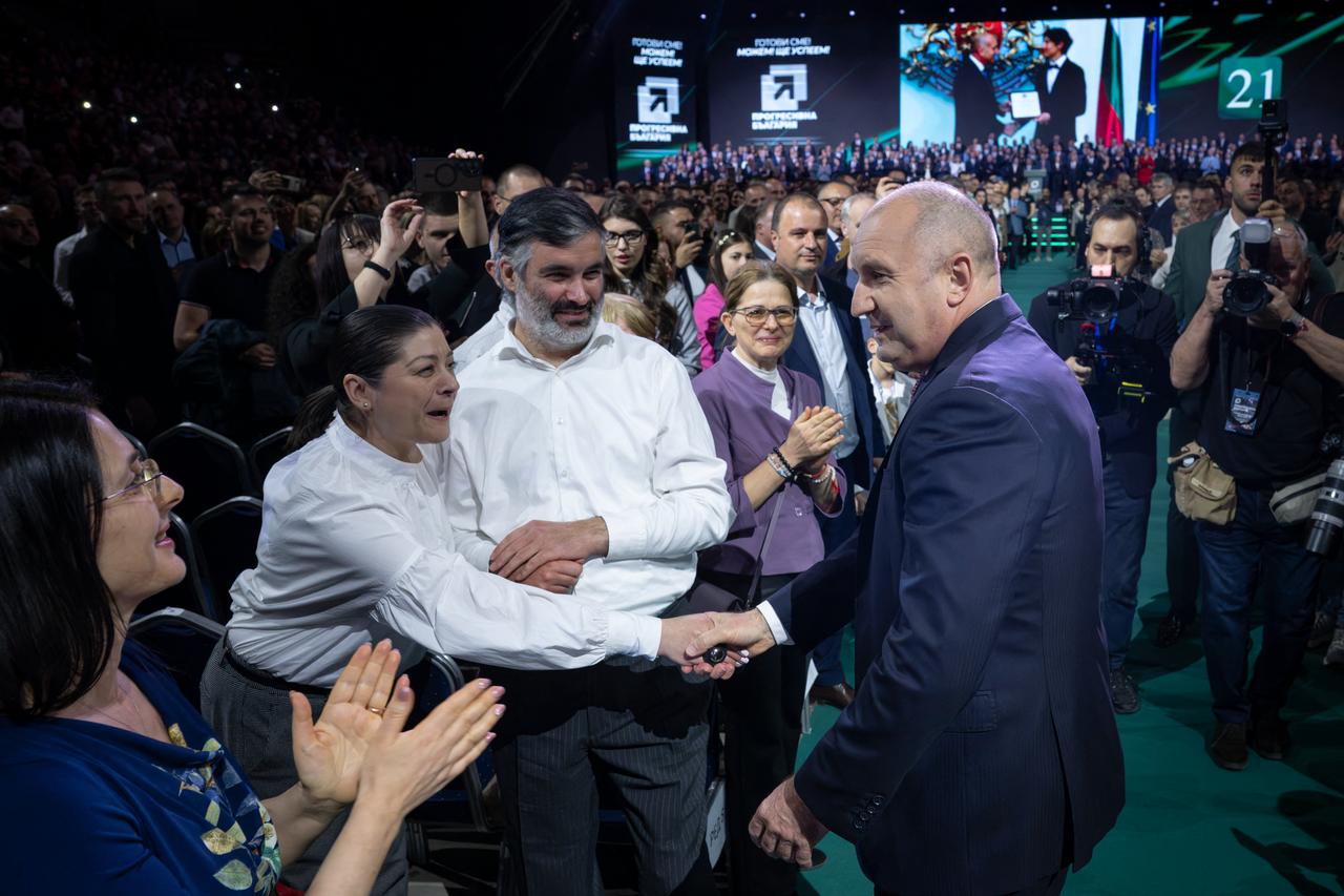 Former Bulgaria's president Rumen Radev (centre R) shakes hands with supporters during the final pre-election event of his political coalition "Progressive Bulgaria" in Sofia on April 16, 2026. (AFP Photo)