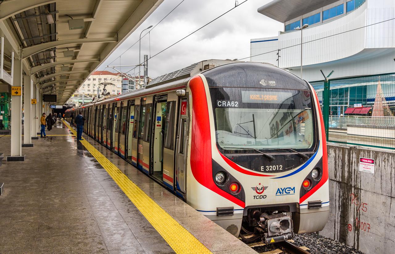 A Marmaray commuter train arrives at an open-air platform in Istanbul, Türkiye. (Adobe Stock Photo)