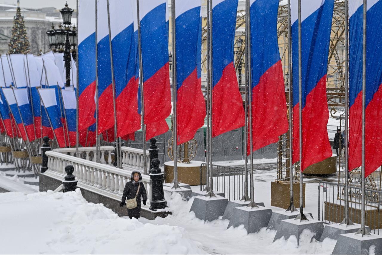 People walk past Russian flags fluttering in central Moscow, Russia on February 24, 2026. (AFP Photo)