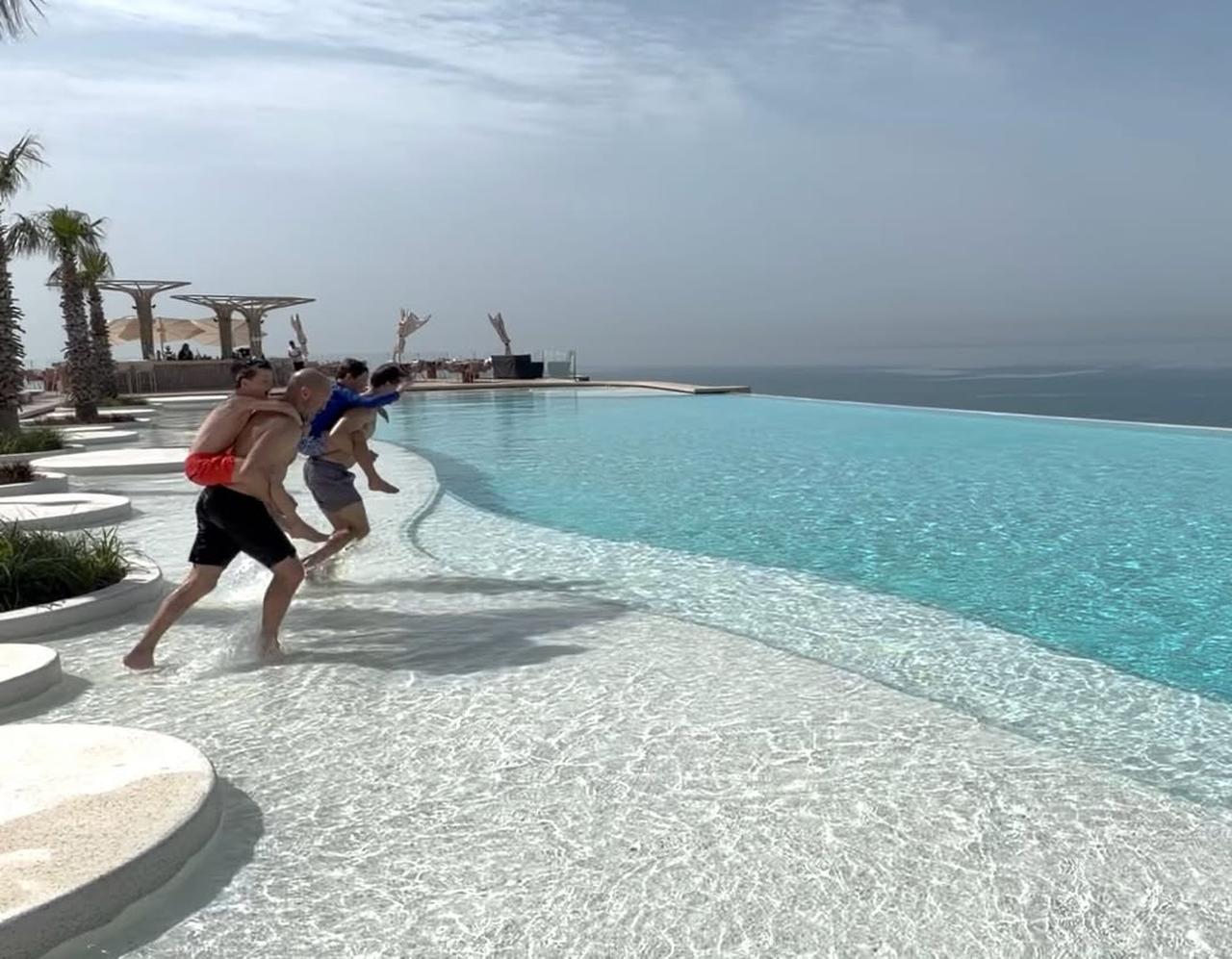 Jason Statham plays with his children at the edge of an infinity pool overlooking the sea in Antalya, Türkiye, April 2026. (Photo via Instagram/@jasonstatham)