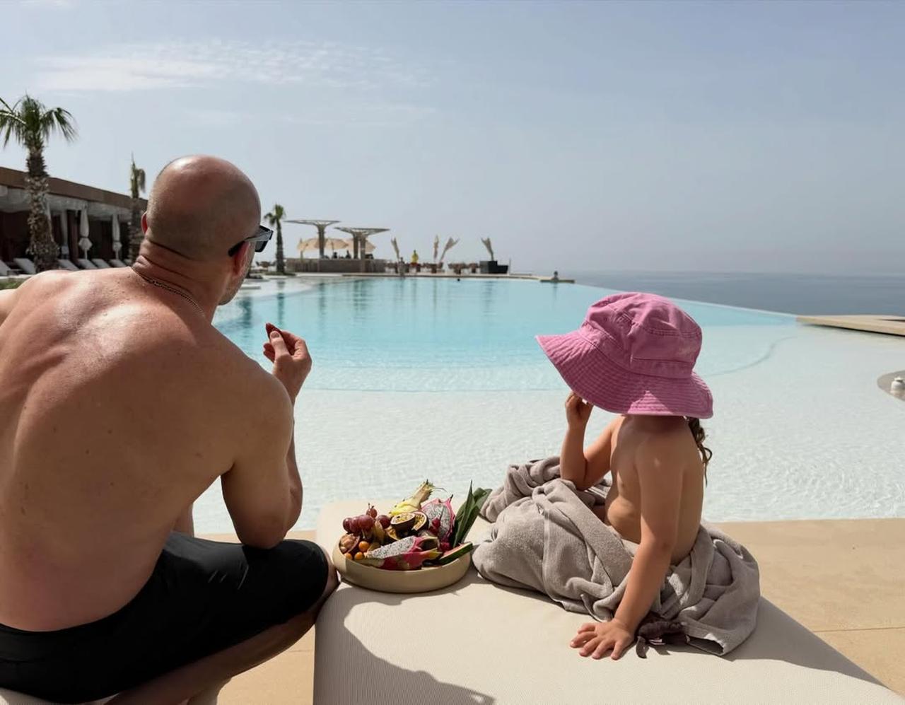Jason Statham sits poolside with his child at an infinity pool overlooking the Mediterranean during his Antalya holiday, Türkiye, April 2026. (Photo via Instagram/@jasonstatham)
