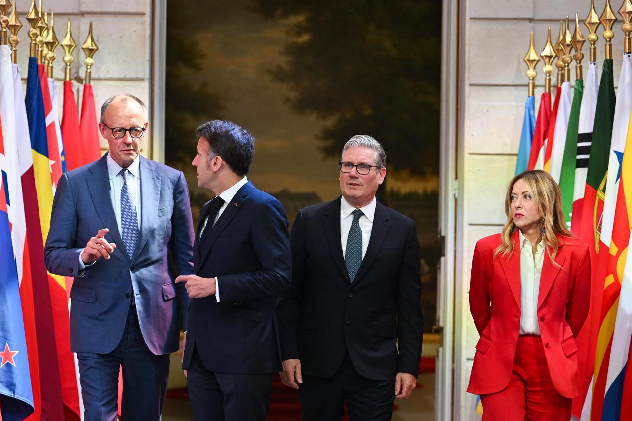 (From L) Germany's Chancellor Friedrich Merz, France's President Emmanuel Macron, Britain's Prime Minister Keir Starmer and Italy's Prime Minister Giorgia Meloni arrive for a press conference following an international summit on efforts to reopen the Strait of Hormuz at the Elysee Presidential Palace in Paris, April 17, 2026. (AFP Photo)