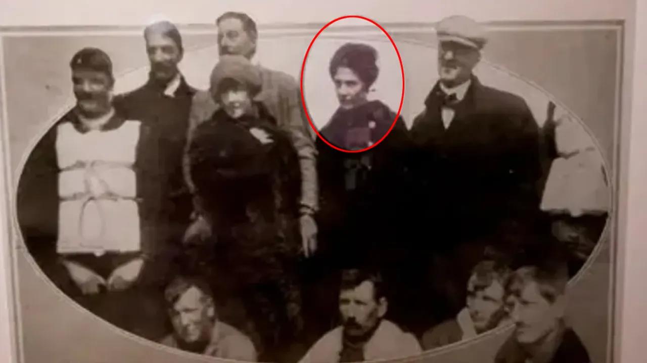 A group of Titanic survivors pose for a photograph, with Laura Mabel Francatelli highlighted among those who escaped the 1912 sinking. (Photo via Türkiye daily)