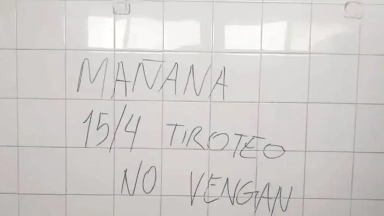 The message that appeared in the bathroom of a school in La Falda, Córdoba that reads: 'Tomorrow (15/4), shooting, don't come. (Photo via X)
