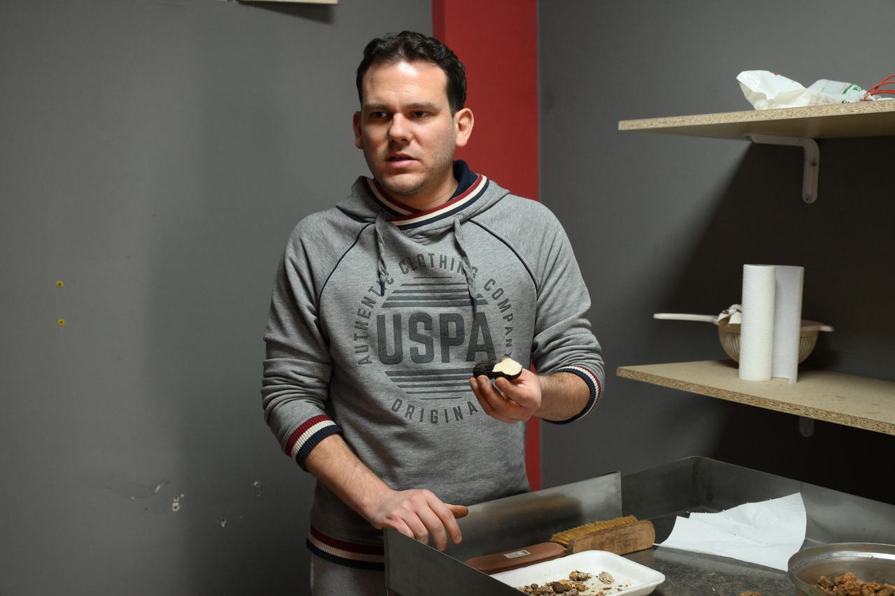 Tuncay Croatto displays freshly collected truffles at his workspace in Edirne, Türkiye. (AA Photo)