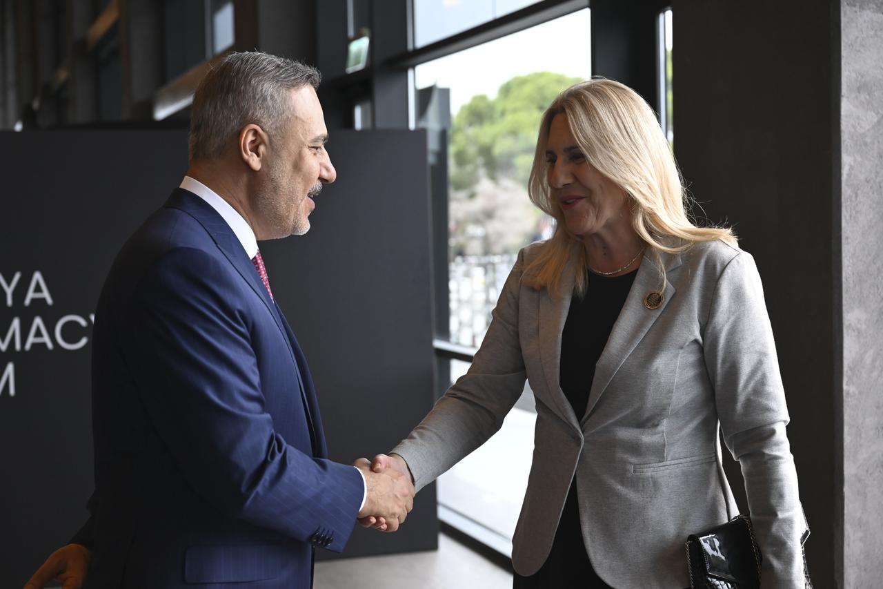 Turkish Foreign Minister Hakan Fidan (L), welcomes Member of the Presidency of Bosnia and Herzegovina Zeljka Cvijanovic (R) who arrived at the congress center to attend the Antalya Diplomacy Forum at the NEST Congress and Exhibition Center in the Belek Tourism Center in Antalya, Türkiye, on April 17, 2026. (AA Photo)