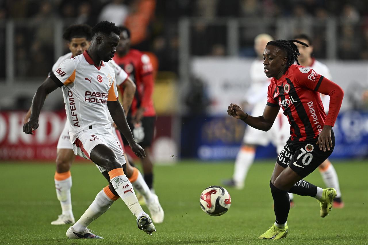 Tongya Heubag of Genclerbirligi challenges Davinson Sanchez of Galatasaray during the Turkish Super Lig Week 30 at Eryaman Stadium in Ankara, Türkiye, April 18, 2026. (AA Photo)