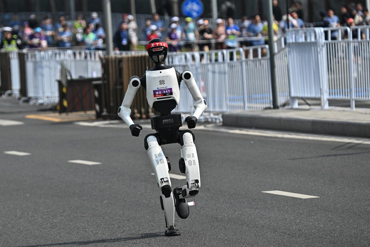 Humanoid robot outpaces world record at Beijing half marathon