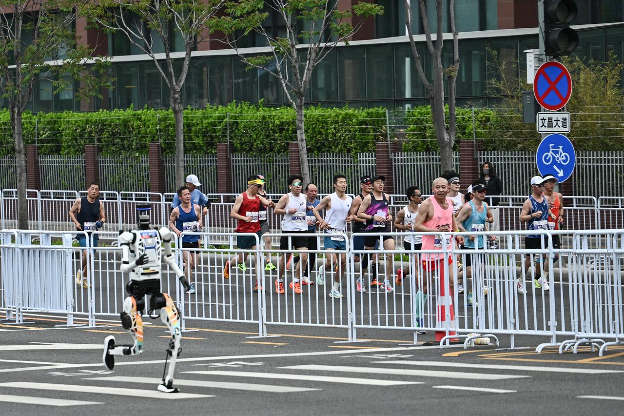 A robot runs in the second Beijing E-Town Half Marathon and Humanoid Half Marathon in Beijing on April 19, 2026. (AFP Photo)
