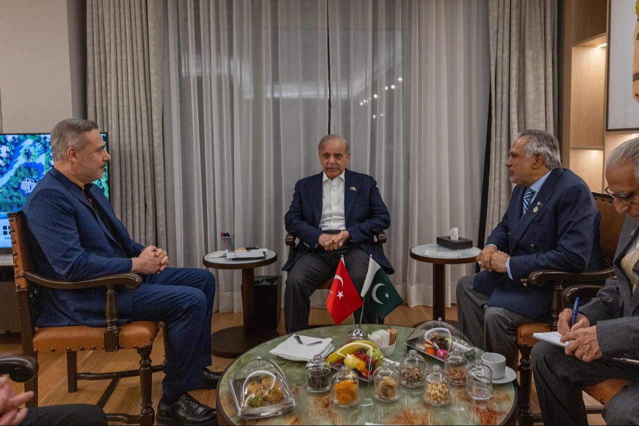 Turkish Foreign Minister Hakan Fidan (L) meets with Pakistani Prime Minister Shehbaz Sharif (C) on the sidelines of the 5th Antalya Diplomacy Forum (ADF) in Antalya, April 16, 2026. (AA Photo)