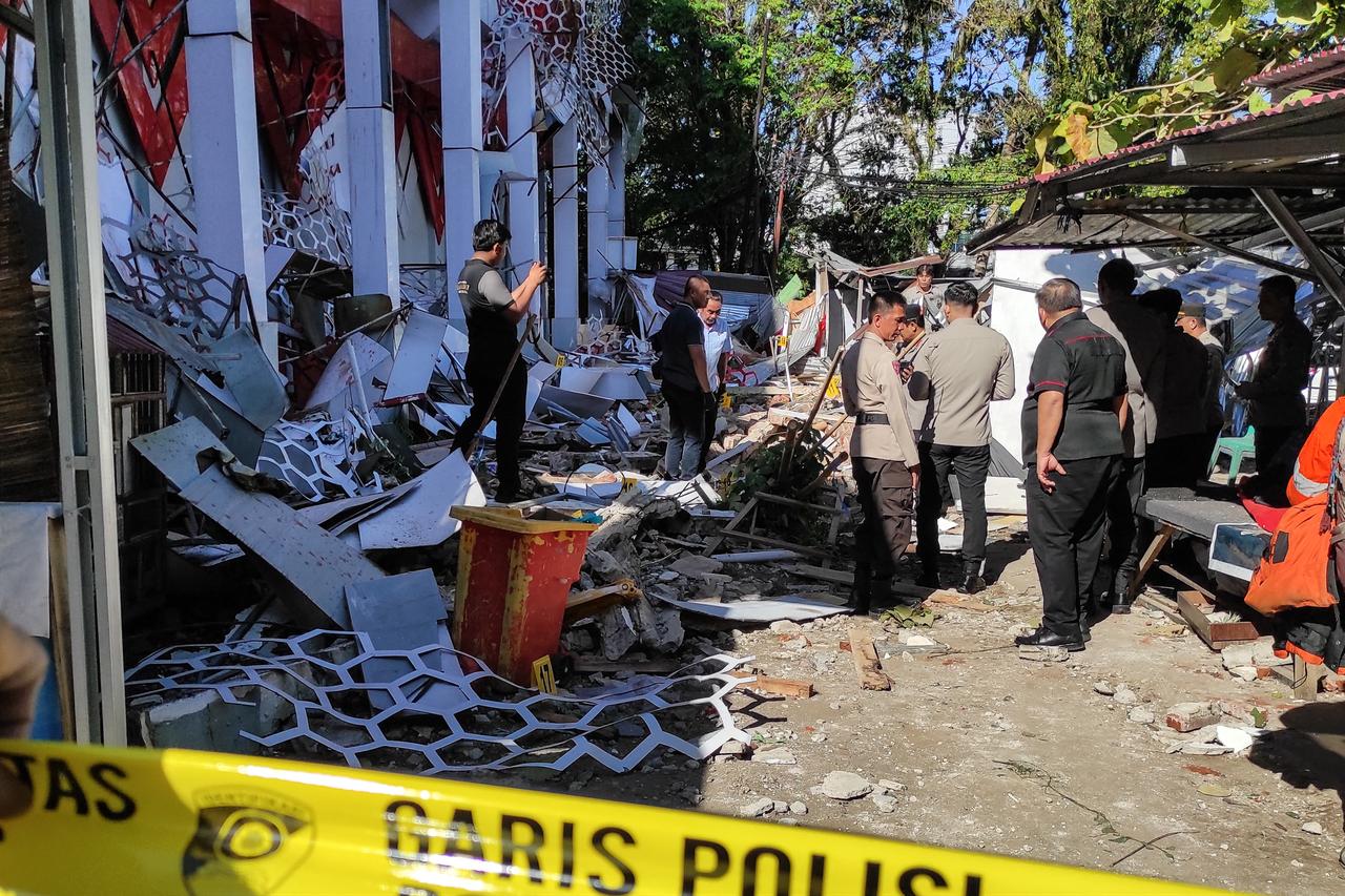 Magnitude 7.4 earthquake strikes eastern Indonesia