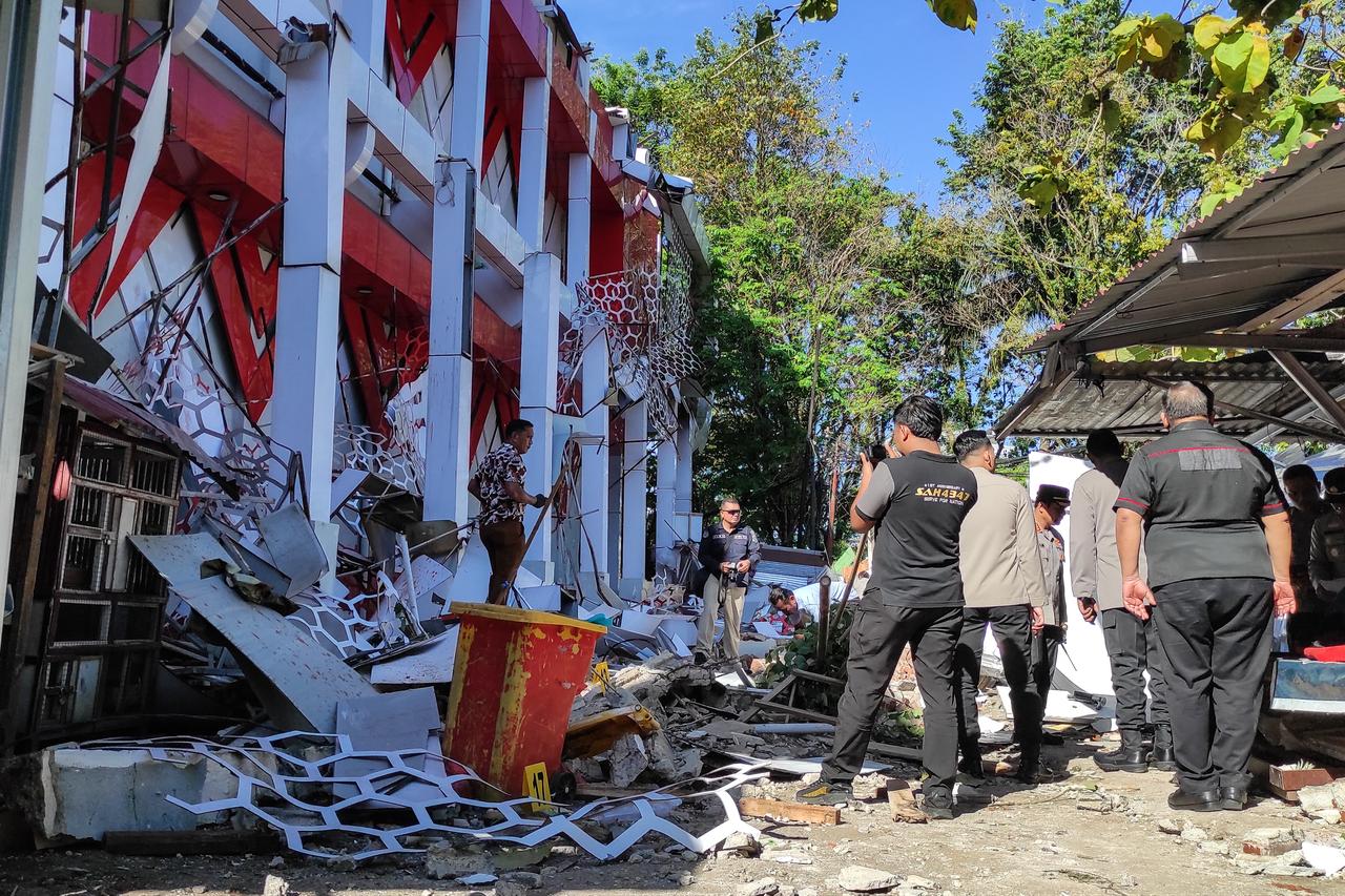 Police officers look at a building of the North Sumatra's National Sports Committee of Indonesia (KONI) damaged following a severe 7.4-magnitude offshore quake in Manado, North Sulawesi, April 2, 2026. (AFP Photo)
