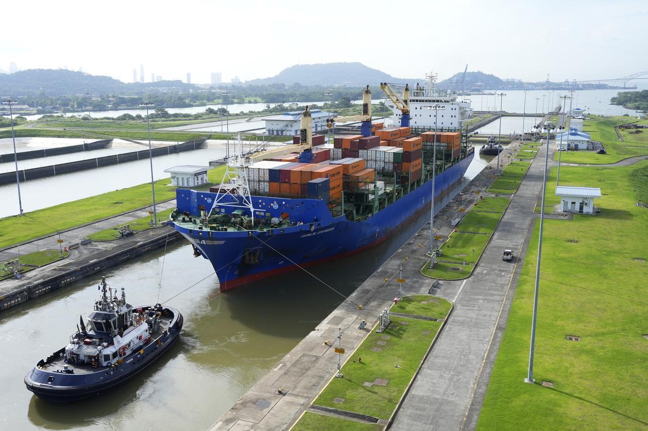 File photo shows a cargo ship and tugboat sail through the Cocoli Locks at the Panama Canal, in Panama, on Aug. 12, 2024. (AFP Photo)