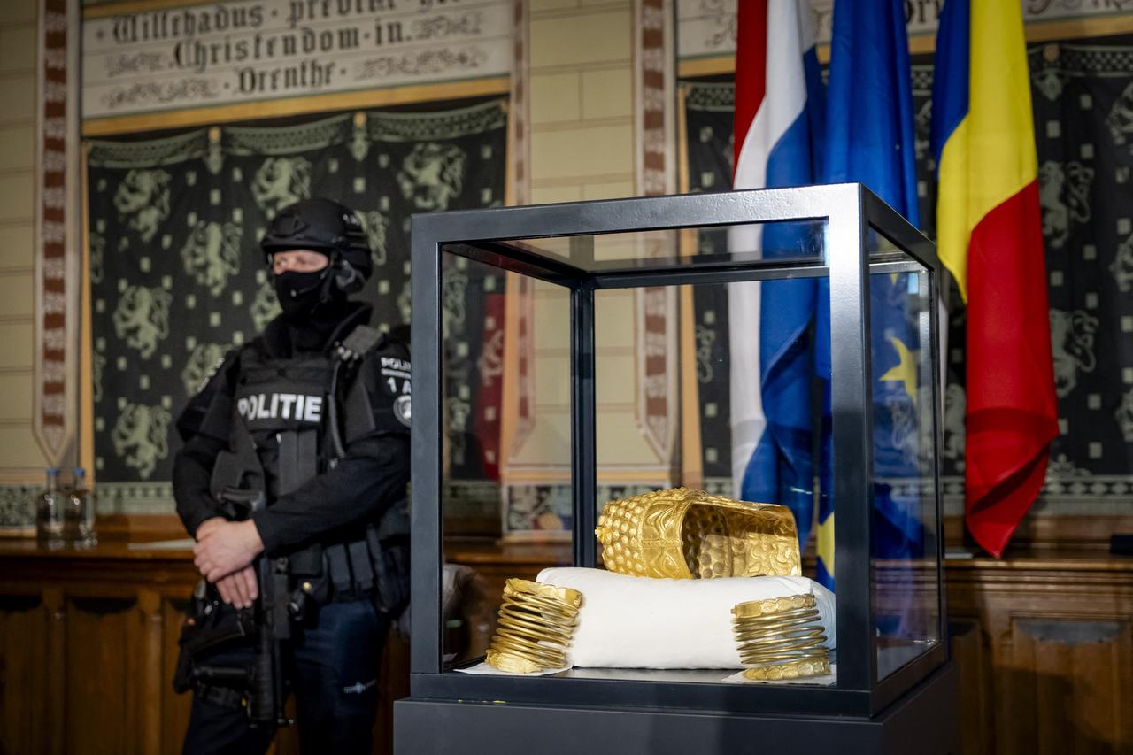The recovered golden helmet of Cotofenesti and two gold bracelets that were stolen from the Drents Museum are displayed in a glass box in Assen, Netherlands, April 2, 2026. (AFP Photo)