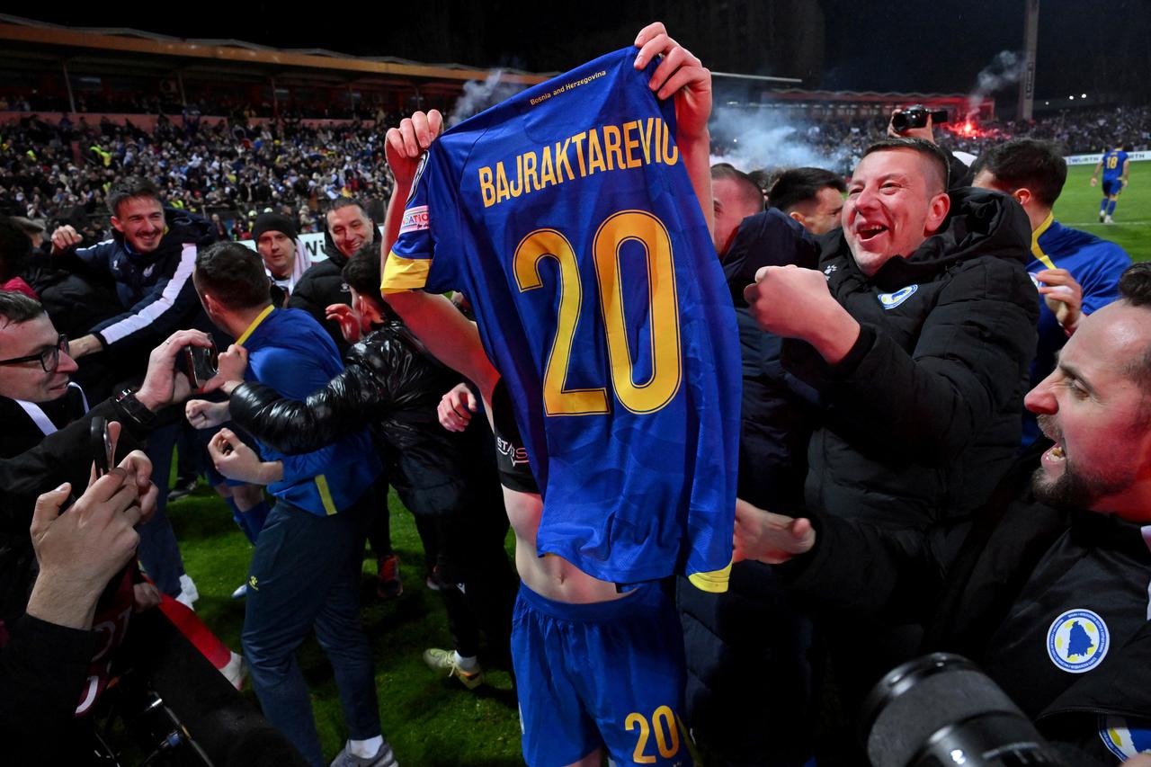 Bosnia-Herzegovina's forward Esmir Bajraktarevic holds his jersey after winning the FIFA World Cup 2026 European qualification final againt Italy. (AFP pfoto)