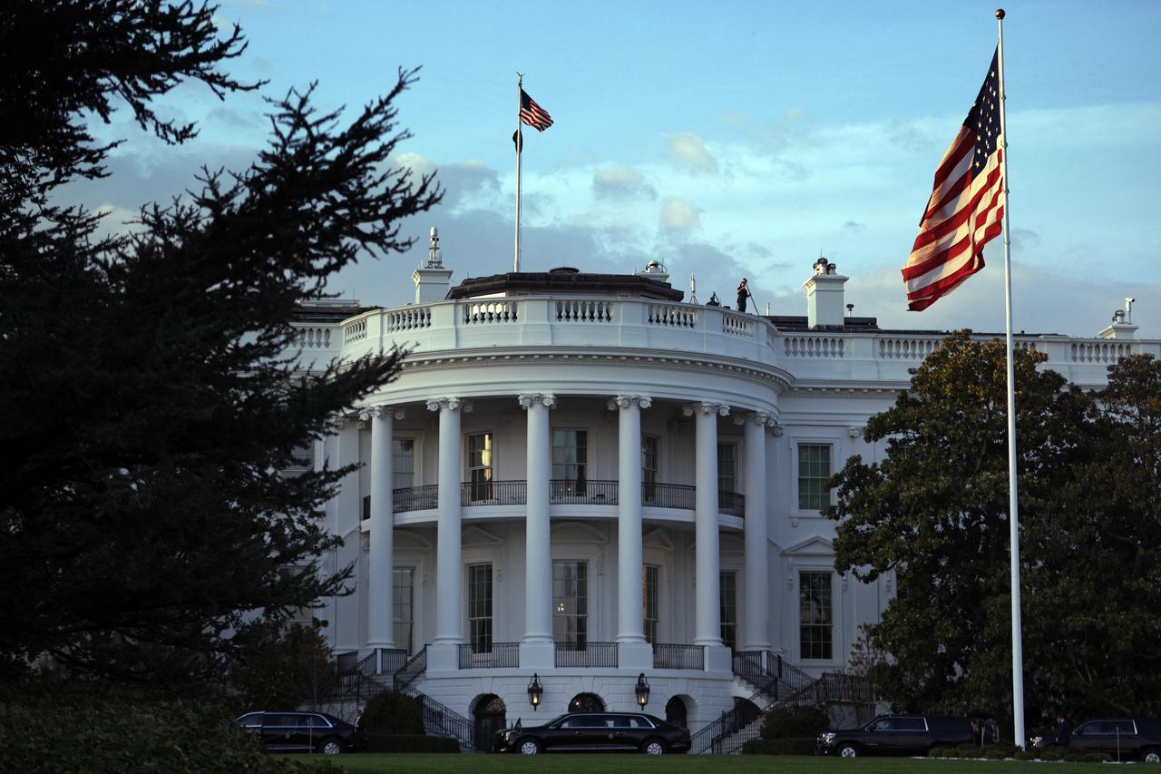 The motorcade waits at the White House to transport U.S. President Donald Trump on March 31, 2026, in Washington, DC. (AFP Photo)