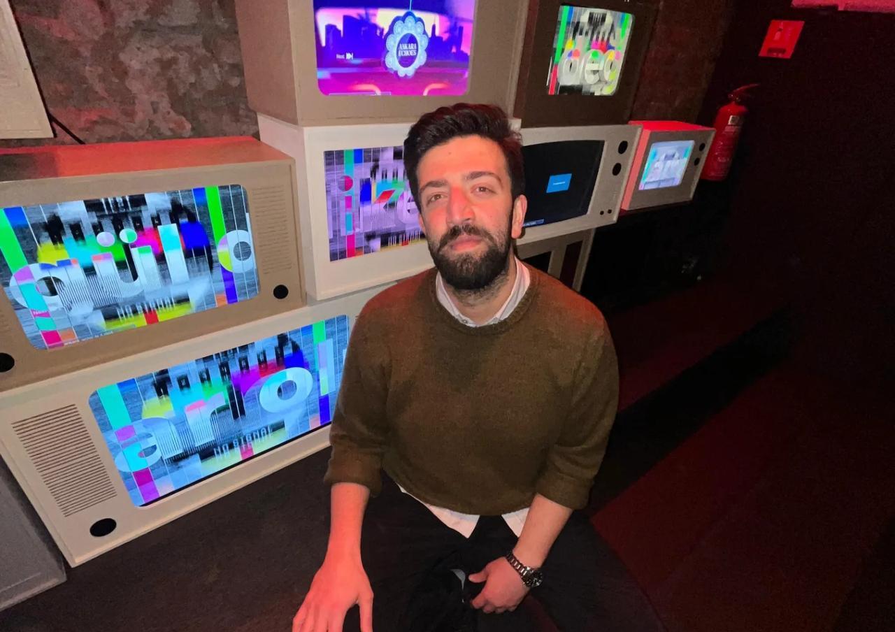 Actor Ramazan Tetik poses in front of vintage television screens, Türkiye, January 24, 2026. (Instagram Photo / @ramazan_tetik_)