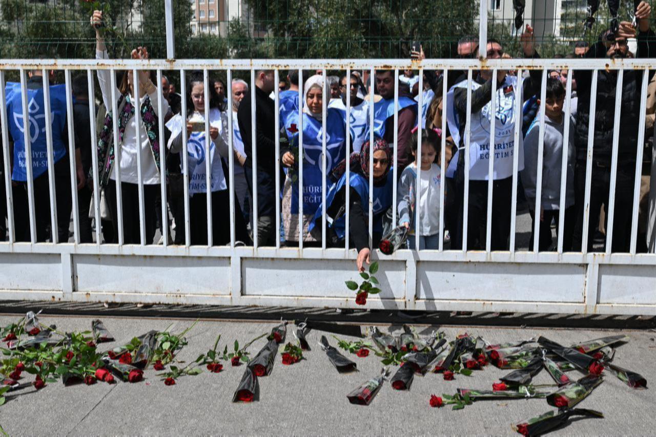 Mourners display roses at the entrance gate of the Ayser Calik college ahead of the funerals for nine victims killed in a school shooting in Kahramanmaras, April 16, 2026. (AFP Photo)