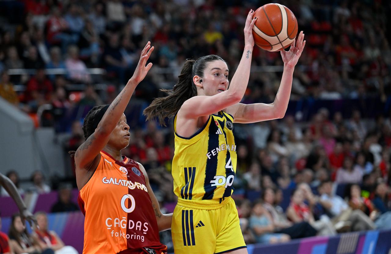Kamiah Smalls (L) of Galatasaray Cagdas Faktoring in action against Olcay Cakir (R) of Fenerbahce Opet during the FIBA Women's EuroLeague Final Six final match between Galatasaray Cagdas Faktoring and Fenerbahce Opet at Principe Felipe Arena in Zaragoza, Spain, April 19, 2026. (AA Photo)