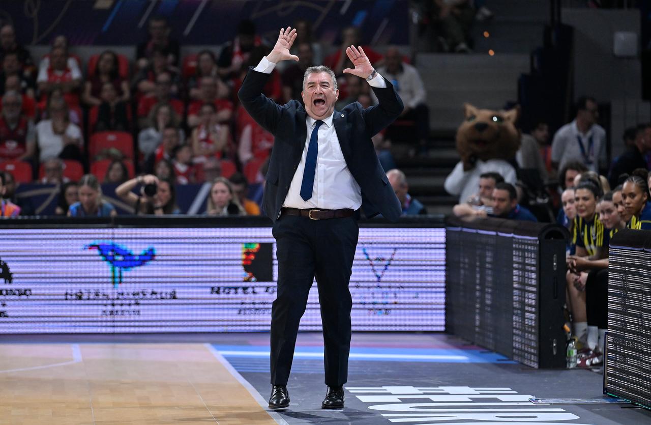 Head coach Miguel Mendez of Fenerbahce Opet reacts during the FIBA Women's EuroLeague Final Six final match between Galatasaray Cagdas Faktoring and Fenerbahce Opet at Principe Felipe Arena in Zaragoza, Spain, April 19, 2026. (AA Photo)