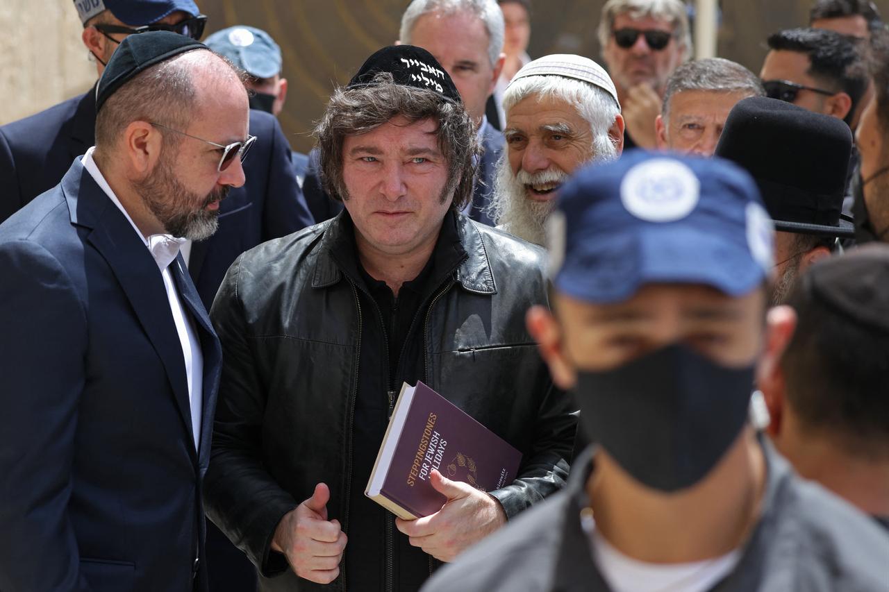 Argentina's President Javier Milei (C) visits the Western Wall in the old city of Jerusalem, April 19, 2026. (AFP Photo)