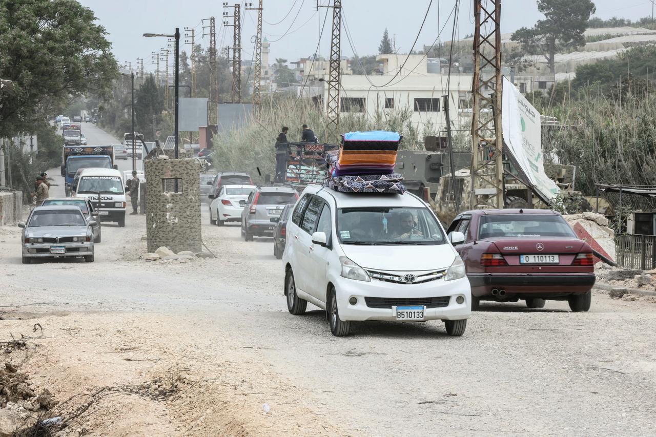 Displaced residents cross an army checkpoint as they make their way back to their homes in the southern Lebanese area of Al-Qasmiyeh on April 19, 2026. (AFP Photo)