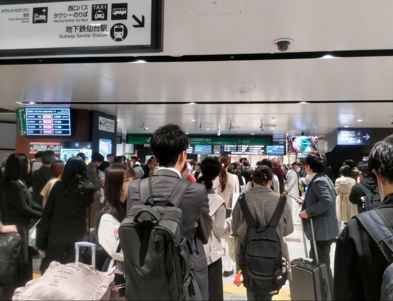This photo shows a general view of a crowded railway station as the Shinkansen services are suspended after an earthquake hit northern Japan, in Sendai city of Miyagi Prefecture on April 20, 2026. (AFP Photo)
