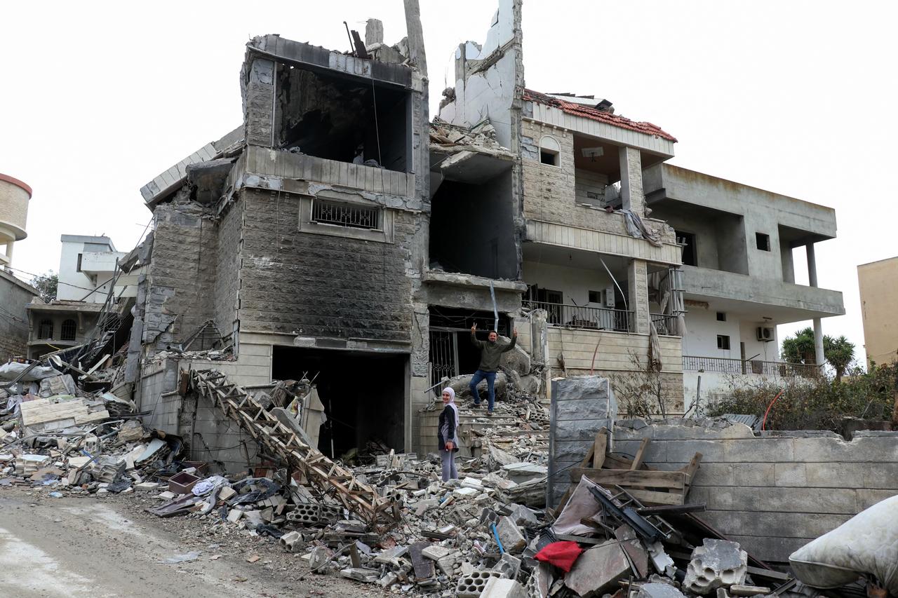 A man flashes the V-for-victory sign outside his destroyed house as displaced residents return to the southern Lebanese village of Srifa, April 19, 2026. (AFP Photo)