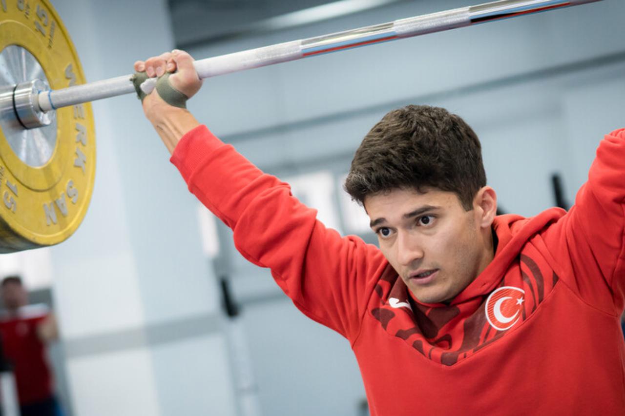 Türkiye's Ozbek ranks first in European Weightlifting Championships 2026 by breaking his own record