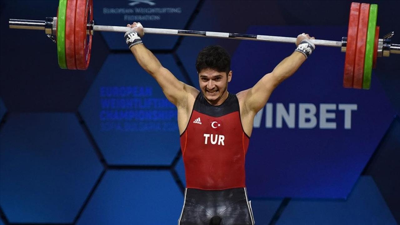 Turkish weightlifter Muhammed Furkan Özbek lifts the barbell during a competition (AA Photo)