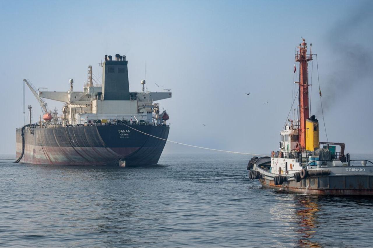 A tugboat is connected by a line to the crude oil tanker, Sanan, in coastal waters near Bandar-e Asaluyah, Iran, on Jan. 27, 2026. (AFP Photo)