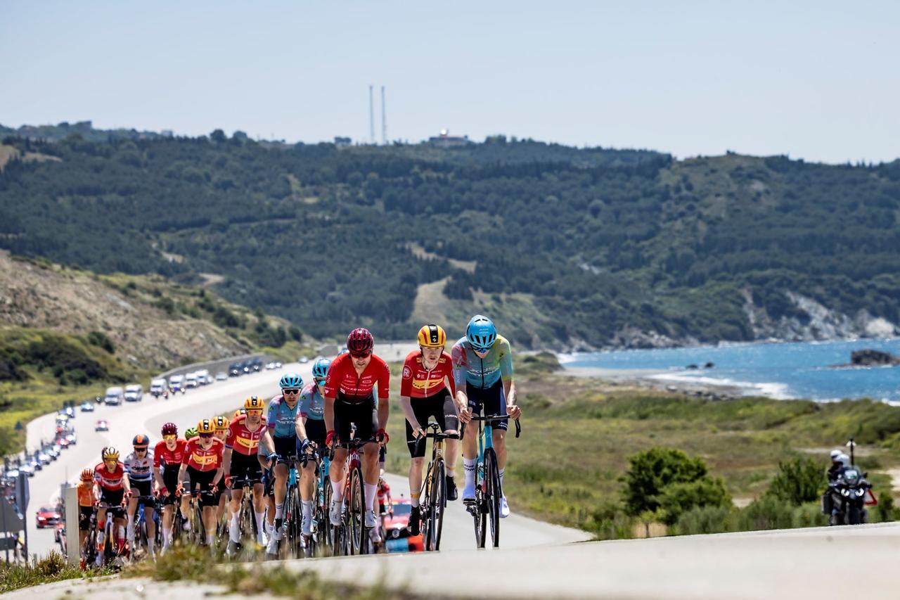 The peloton climbs along a scenic coastal route, with rolling hills and the sea framing the stage of the Presidential Cycling Tour of Türkiye. (Photo via Presidential Cycling Tour of Türkiye)
