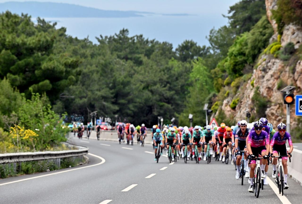 Cyclists push through a forested mountain section as the peloton begins to stretch out during a demanding stage of the Presidential Cycling Tour of Türkiye. (Photo via Presidential Cycling Tour of Türkiye)