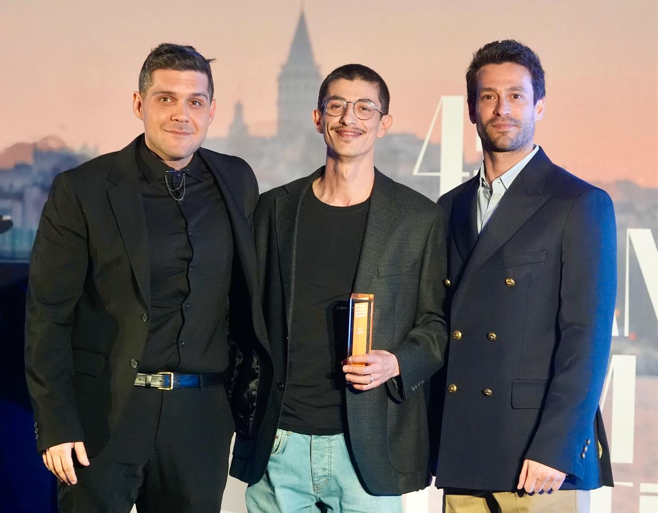 Kemal Burak Alper poses with fellow attendees after winning Best Actor for Dead Dogs Don’t Bite at the 45th Istanbul Film Festival in Istanbul, Türkiye. (AA Photo)