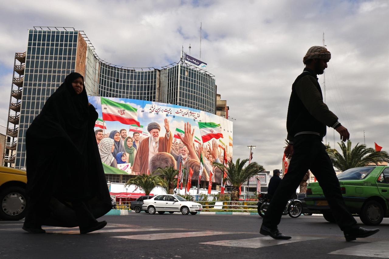 Commuters make their way past a giant billboard of slain Iranian supreme leader Ayatollah Ali Khamenei at the Valiasr Square in Tehran, April 19, 2026. (AFP Photo)