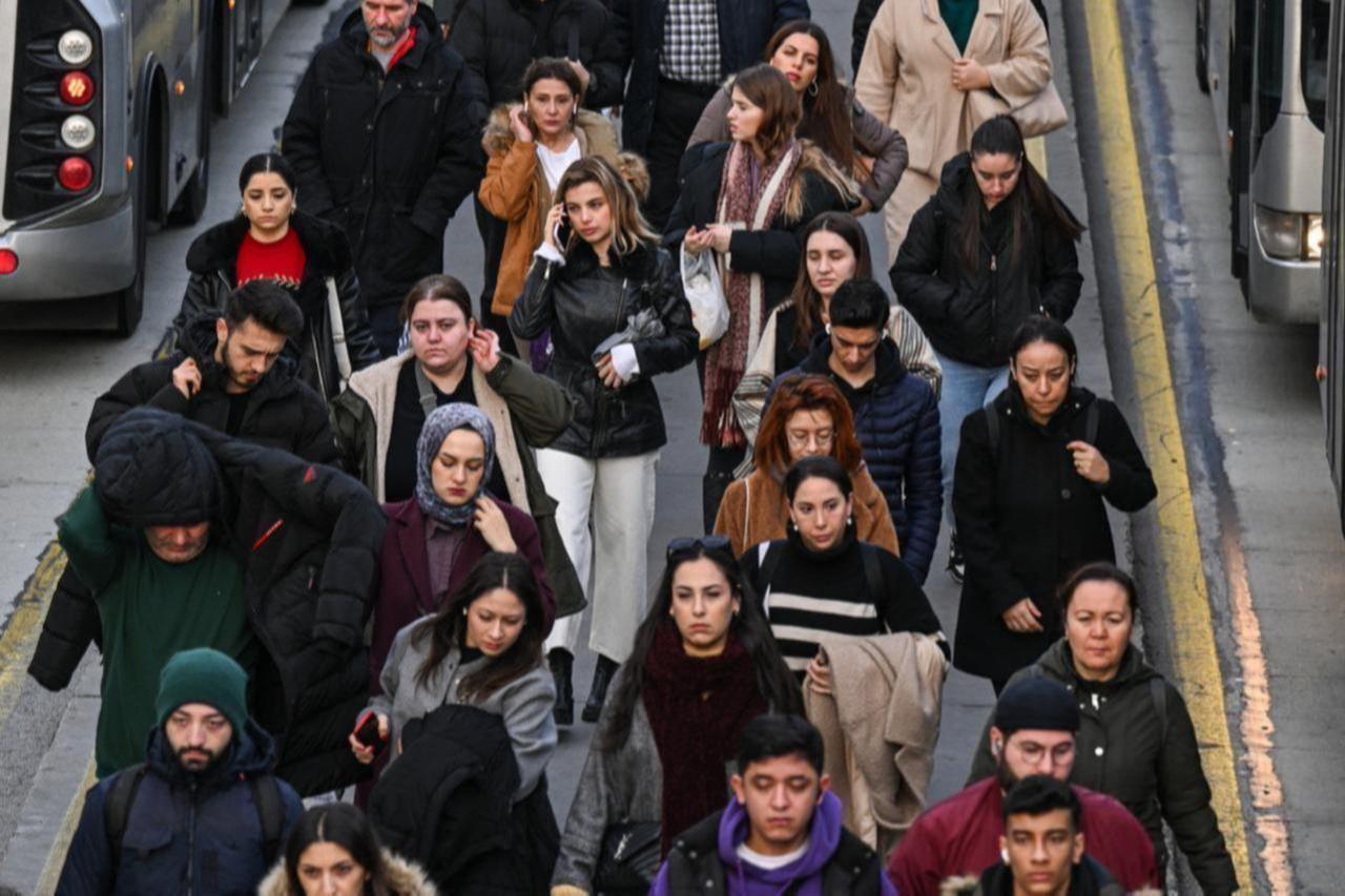 People crowd a metrobus station, in Istanbul, Türkiye, Jan. 2, 2024. (AA Photo)
