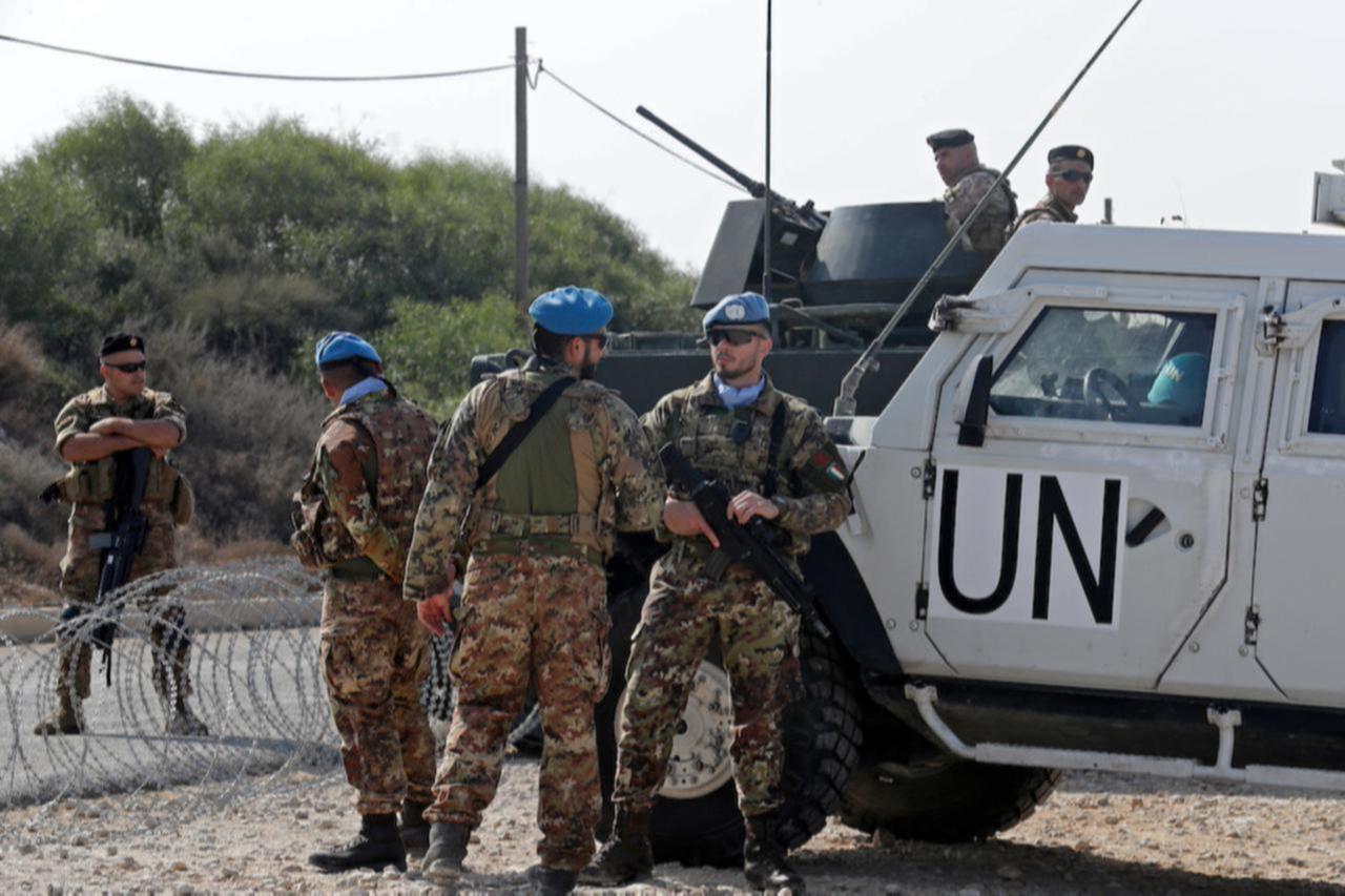 (L to R) Lebanese army soldiers and peacekeepers of the United Nations Interim Force In Lebanon (UNIFIL) are stationed in Lebanon's southern Naqoura along the border with northern Israel's Rosh HaNikra, Oct. 27, 2022. (AFP Photo)