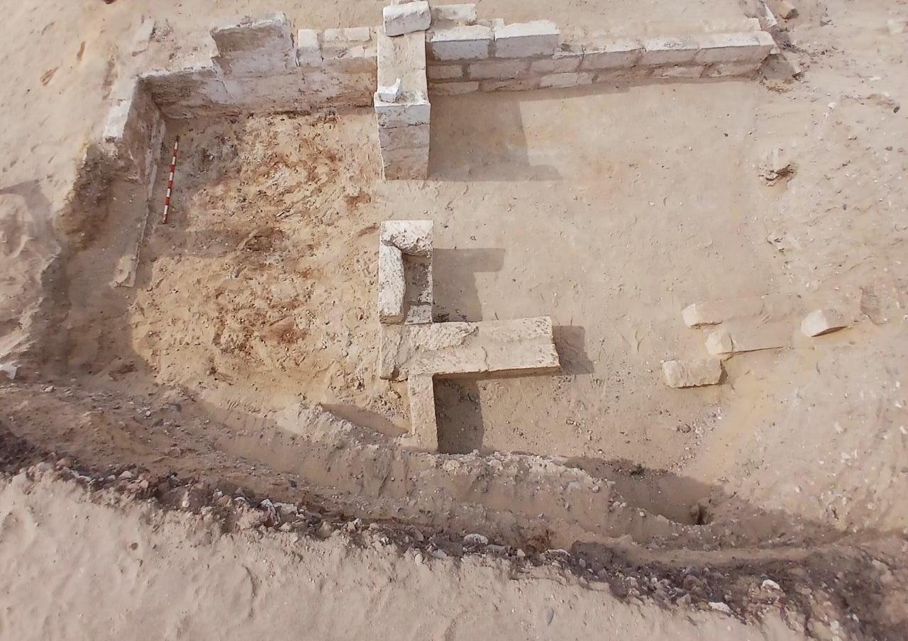 View of the excavation area at the ancient site of Oxyrhynchus, where Roman-era tombs and mummies were uncovered, April 18, 2026. (Photo via Ministry of Tourism and Antiquities)