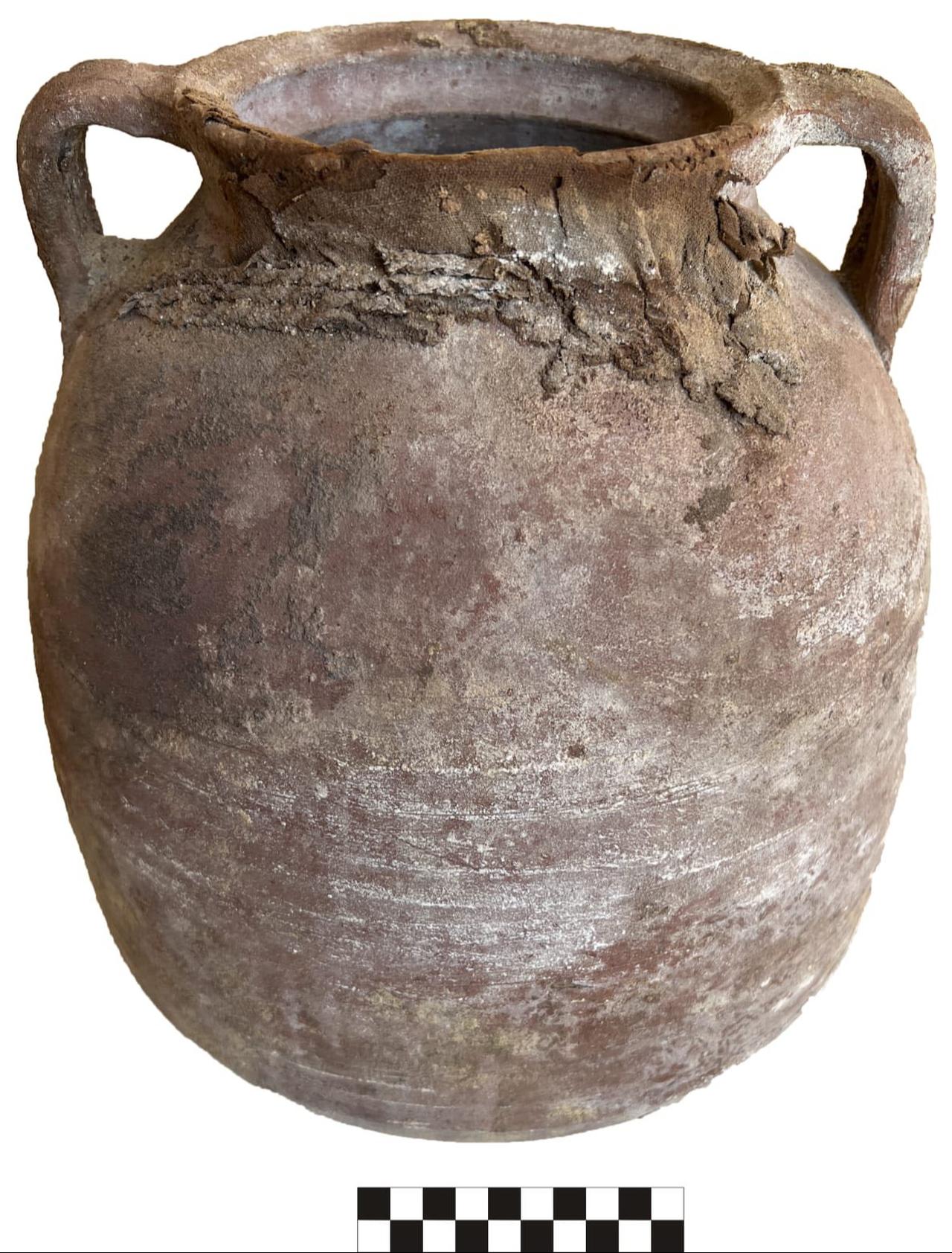 A ceramic vessel recovered from the Oxyrhynchus excavation, reflecting burial practices in Greco-Roman Egypt, April 18, 2026. (Photo via Ministry of Tourism and Antiquities)