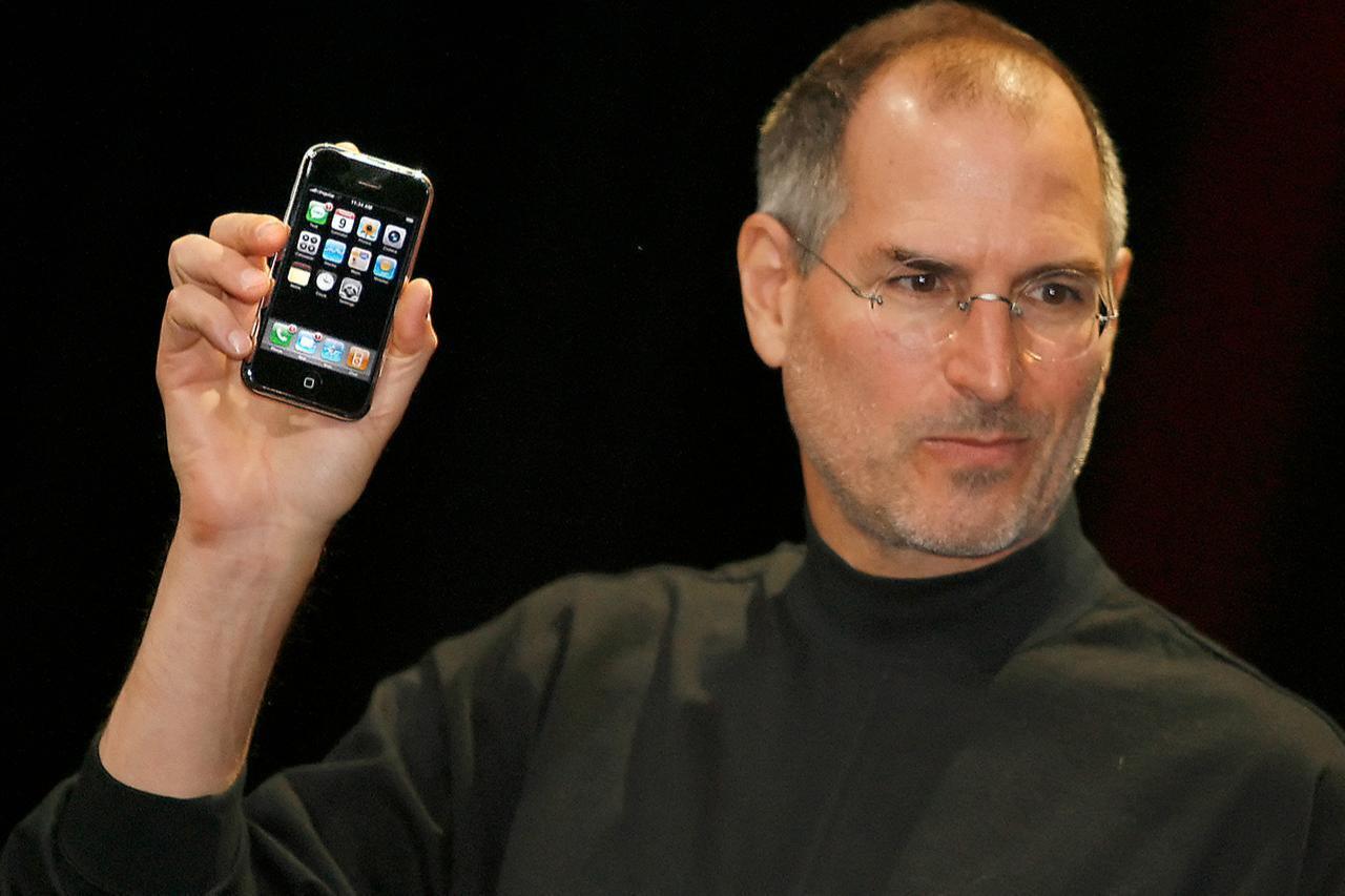 Apple CEO Steve Jobs unveils the first iPhone at Macworld Conference in San Francisco, California, U.S., January 9, 2007. (AFP Photo)