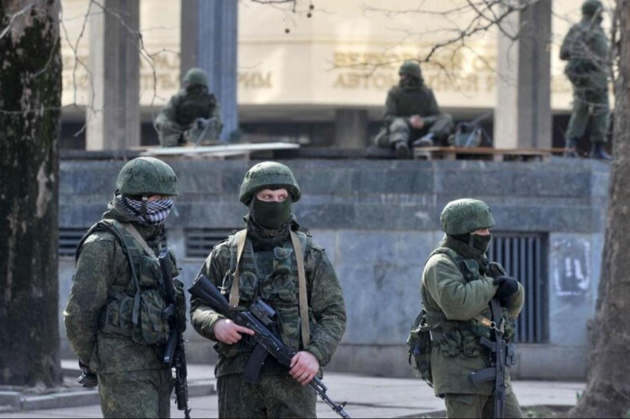 “Little green men”, Russian soldiers without insignia, patrol in front of the Crimean Parliament in Simferopol on March 1, 2014. (AFP Photo)