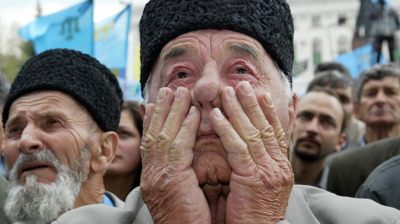 A Crimean Tatar man cries at a mass rally held in Simfropol, Ukraine, on May 18, 2004, the 60th anniversary of the deportation of Tatars from Crimea. (AFP Photo)