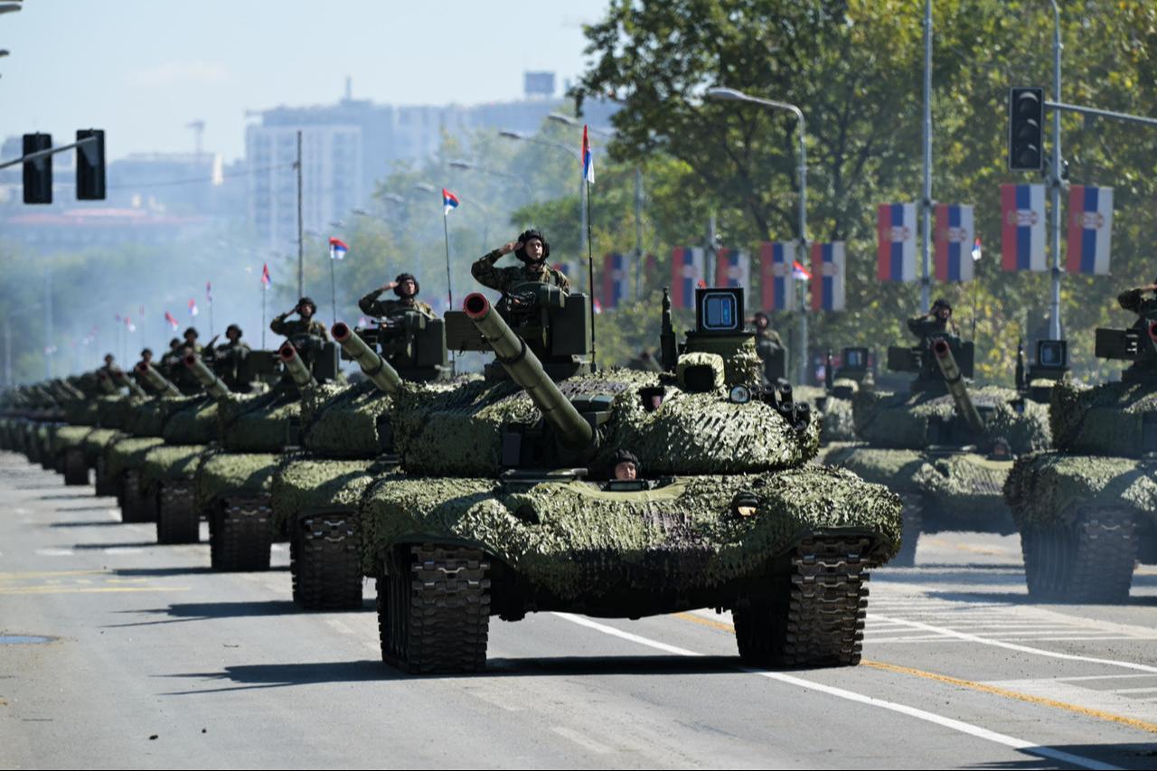 “Little green men”, Russian soldiers without insignia, patrol in front of the Crimean Parliament in Simferopol on March 1, 2014. (AFP Photo)