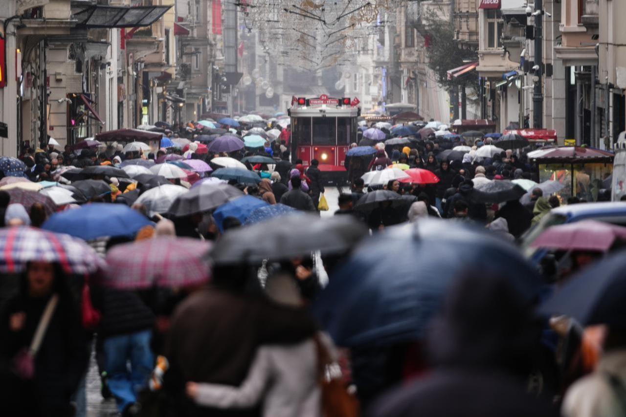 A crowded Istiklal Avenue is filled with pedestrians carrying umbrellas as rainfall disrupts daily life in Istanbul, Türkiye, on March 21, 2026. (AA Photo)