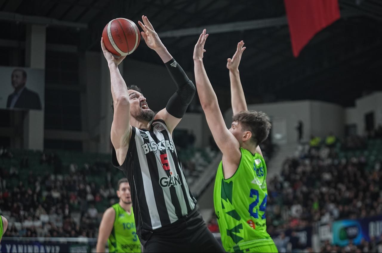 Besiktas GAIN’s Sertac Sanli (5) and TOFAS’s Emirhan Serbest (24) battled in a play during the Week 27 matchup of the Türkiye Sigorta Basketball Super League between TOFAS and Besiktas GAIN. Bursa, Türkiye, April 17, 2026. (AA Photo)