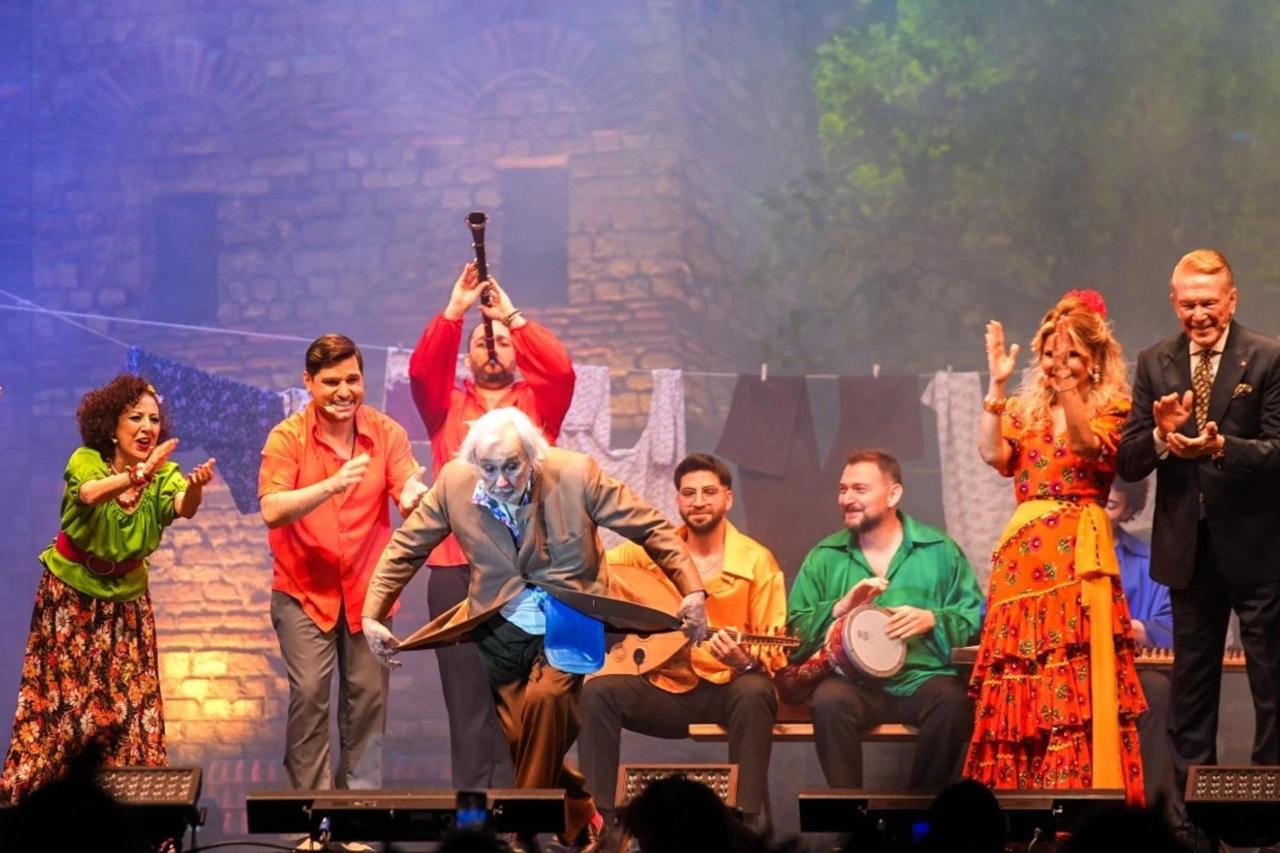 Chaos at famous Turkish musical: Spectator rushes stage, performance stops